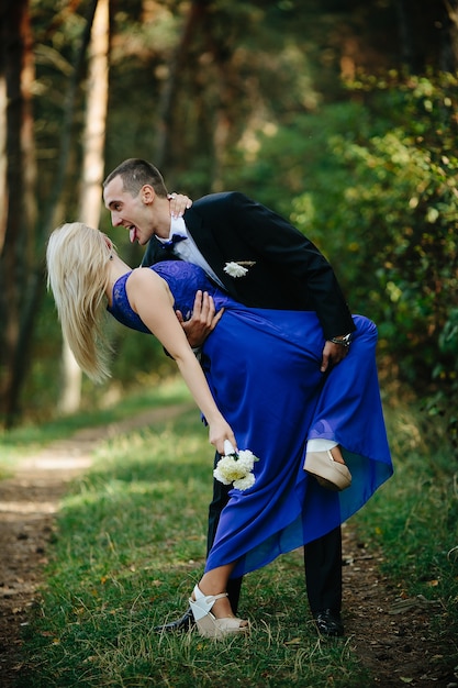 Groomsman appoggiato abbracciando damigella d&#39;onore