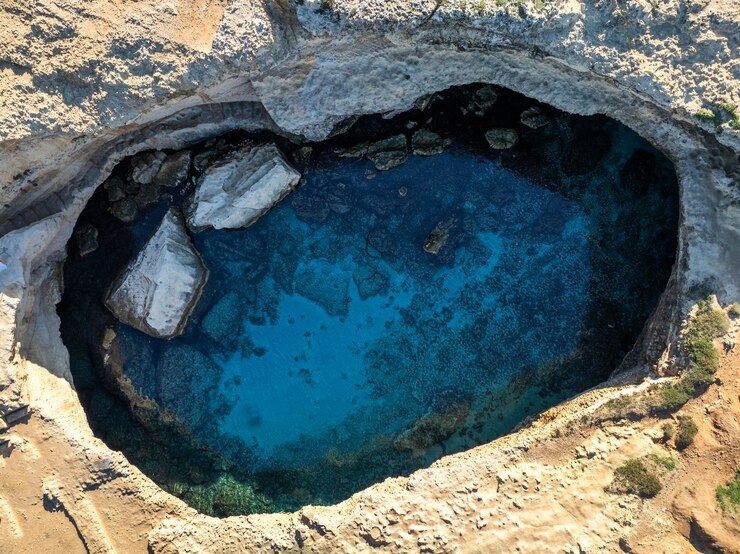 Foto gratuito grotta della poesia puglia