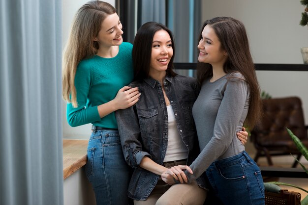 Gruppo adorabile di donne che si rilassano insieme