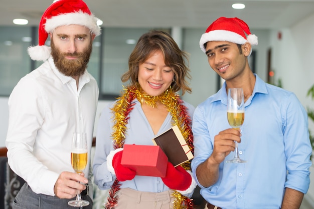Gruppo aziendale festeggia il Natale in ufficio