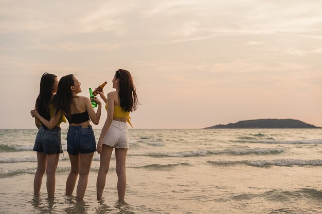 Gruppo di adolescenti asiatici festa in festa sulla spiaggia