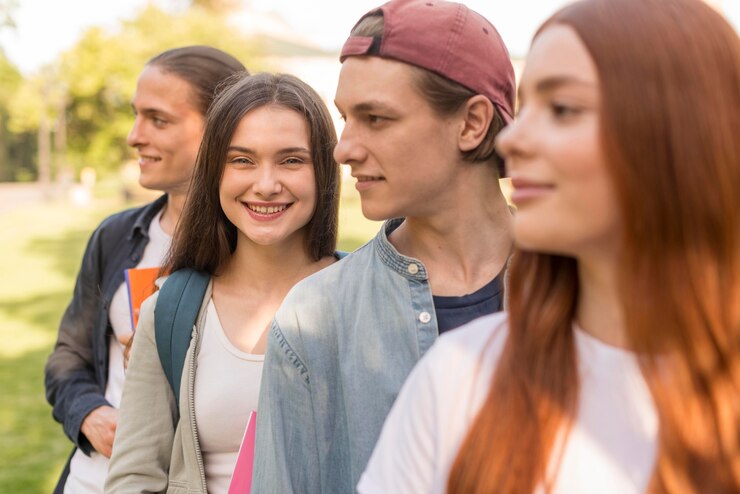 Foto gratuito gruppo di adolescenti felici di tornare all'università