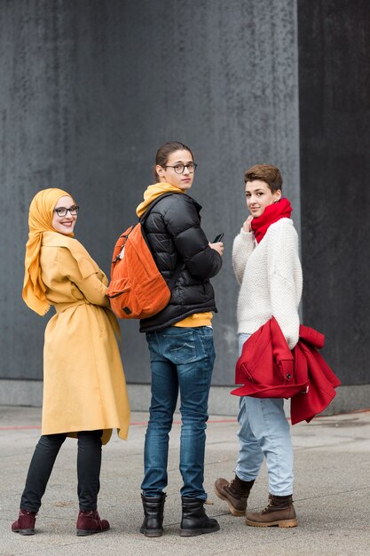 Gruppo di adolescenti in posa insieme