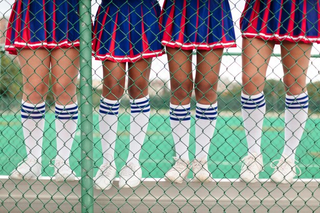 Gruppo di adolescenti in simpatica uniforme da cheerleader