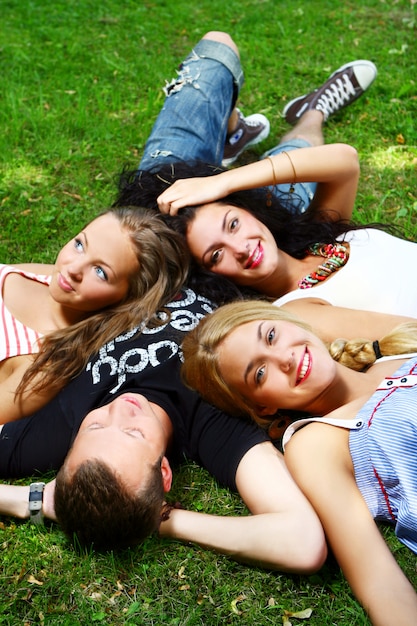 Gruppo di adolescenti nel parco