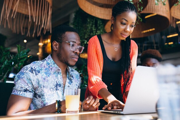 Gruppo di afro americani che lavorano insieme