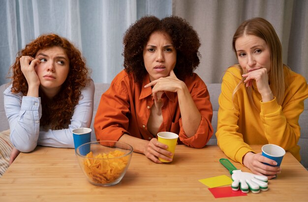 Gruppo di amiche che guardano insieme sport a casa