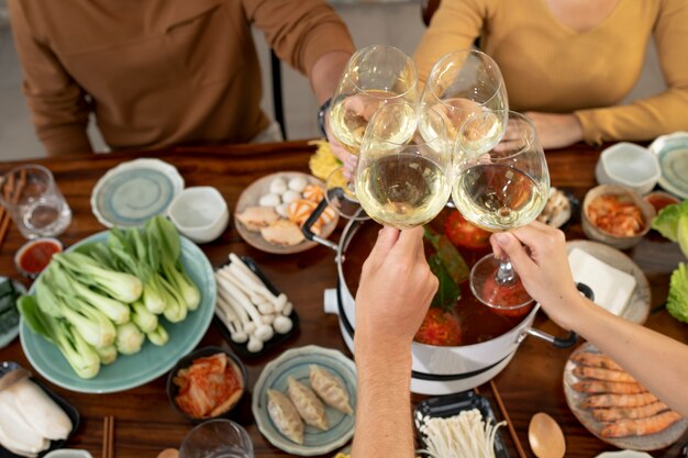 Gruppo di amici a cena fuori