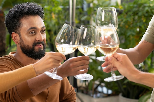 Gruppo di amici a cena fuori