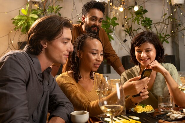 Gruppo di amici a cena fuori