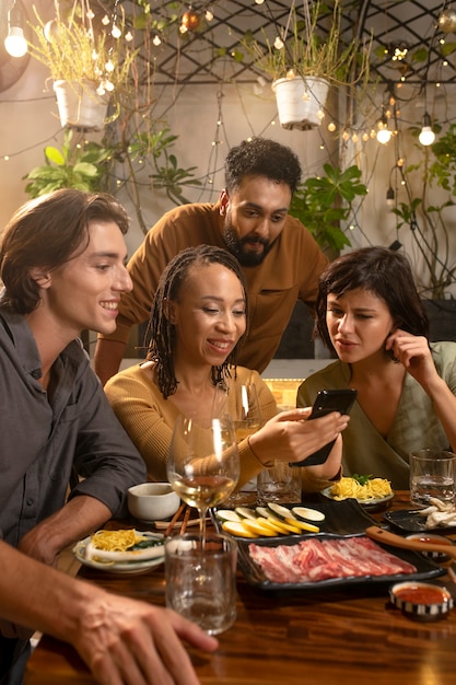 Gruppo di amici a cena fuori