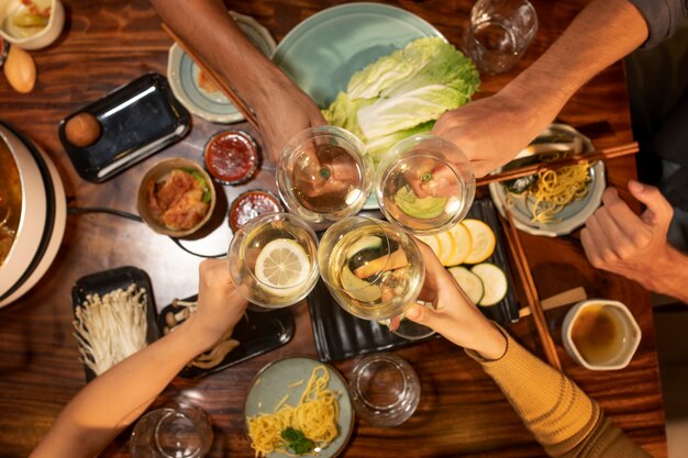 Gruppo di amici a cena fuori