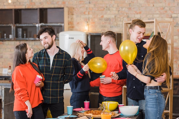 Gruppo di amici a una festa