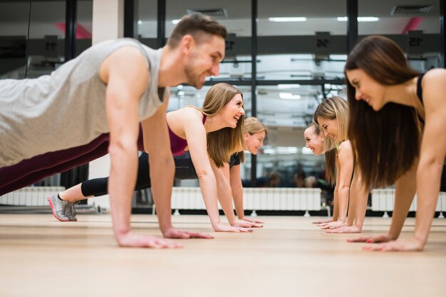 Gruppo di amici, allenandovi in palestra