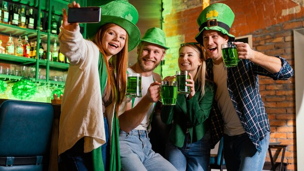 Gruppo di amici che celebrano st. il giorno di patrick insieme