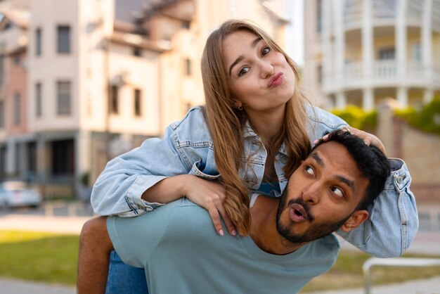 Gruppo di amici che fanno smorfie divertenti