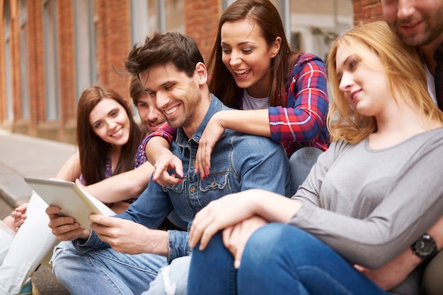 Gruppo di amici che godono in strada