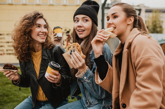 Gruppo di amici che godono insieme dei dolci