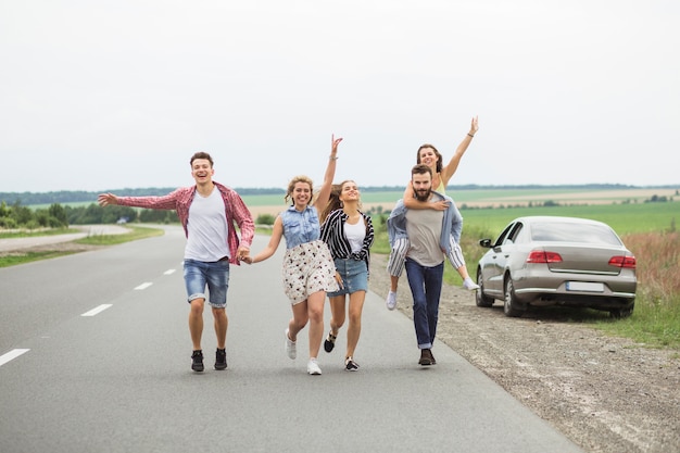 Gruppo di amici che godono sulla strada