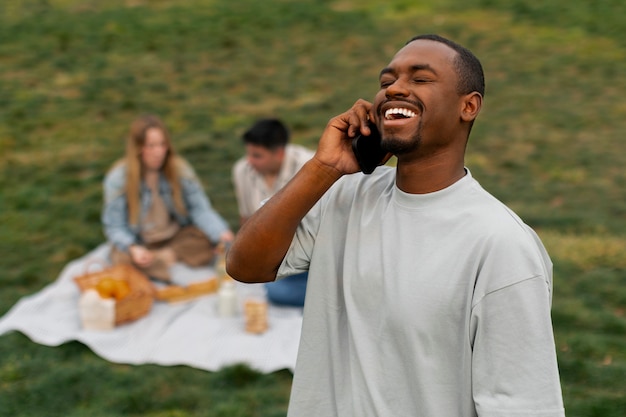 Gruppo di amici che leggono i messaggi del cellulare