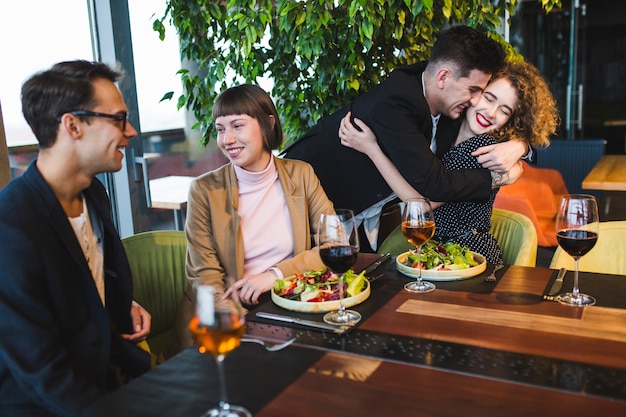 Gruppo di amici che mangiano nel ristorante