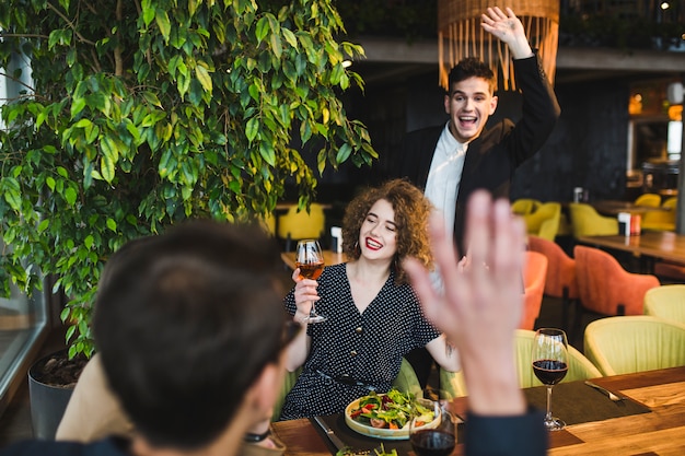 Gruppo di amici che mangiano nel ristorante