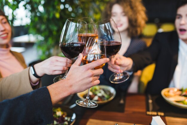 Gruppo di amici che mangiano nel ristorante