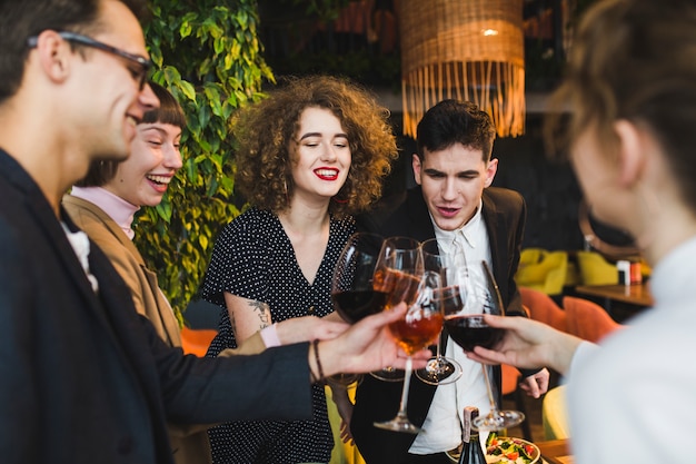 Gruppo di amici che mangiano nel ristorante