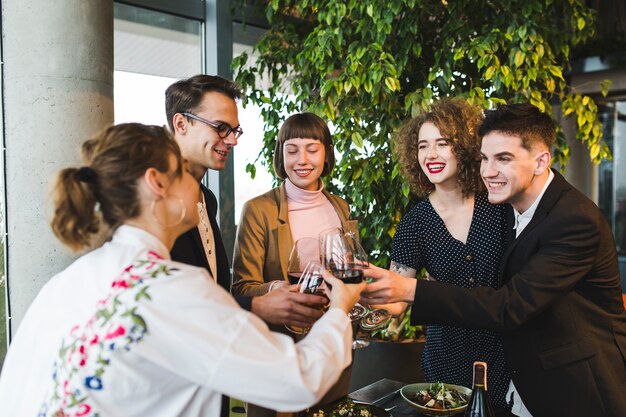 Gruppo di amici che mangiano nel ristorante