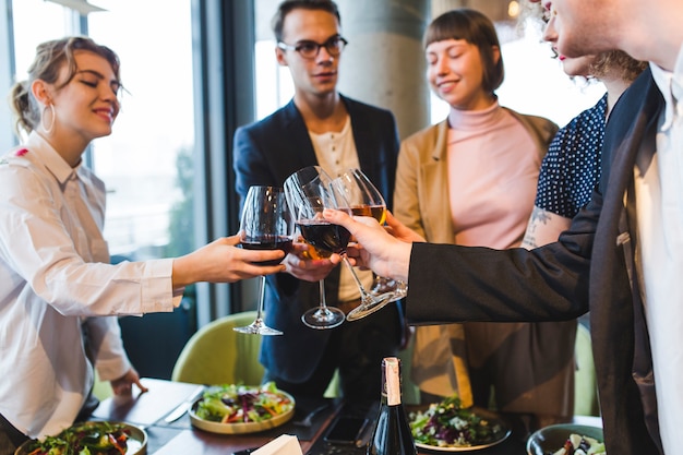 Gruppo di amici che mangiano nel ristorante