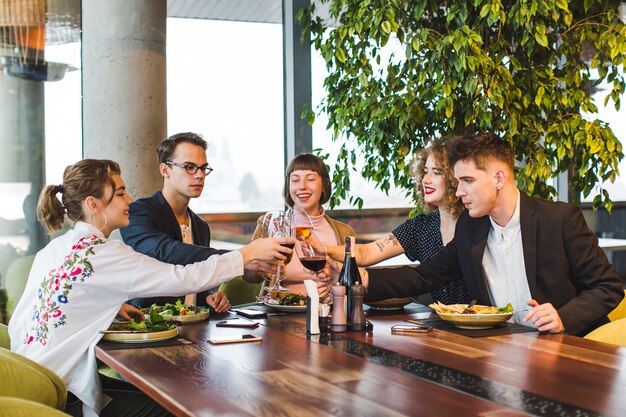 Gruppo di amici che mangiano nel ristorante