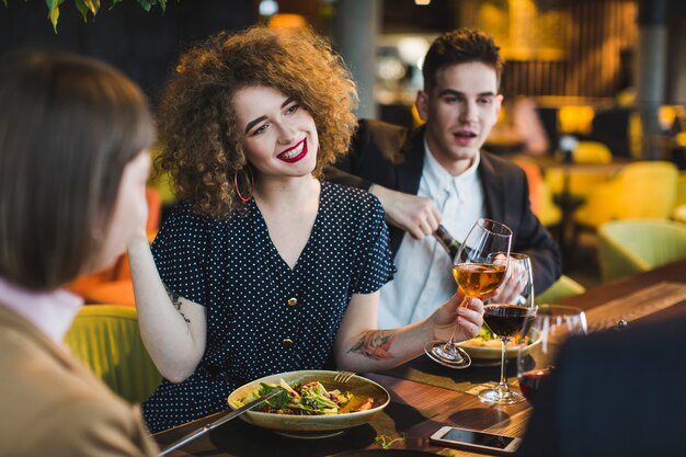 Gruppo di amici che mangiano nel ristorante