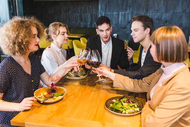 Gruppo di amici che mangiano nel ristorante