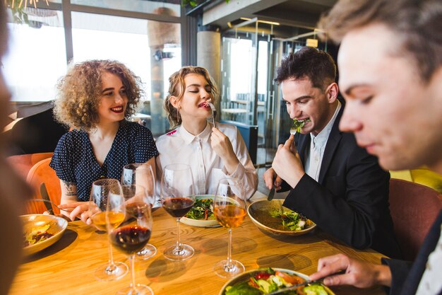 Gruppo di amici che mangiano nel ristorante