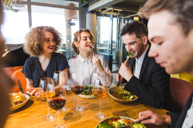 Gruppo di amici che mangiano nel ristorante