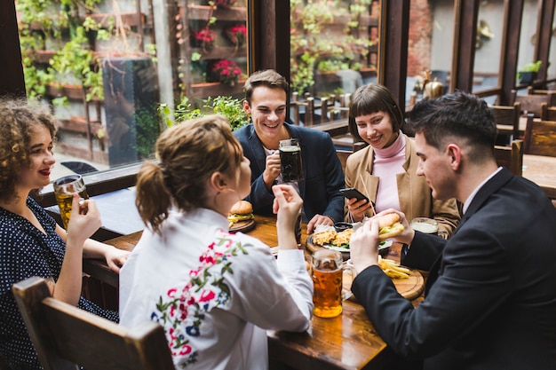 Gruppo di amici che mangiano nel ristorante