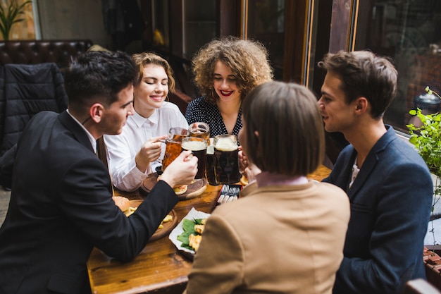 Gruppo di amici che mangiano nel ristorante