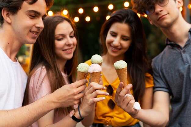 Gruppo di amici che mangiano un gelato insieme all'aperto