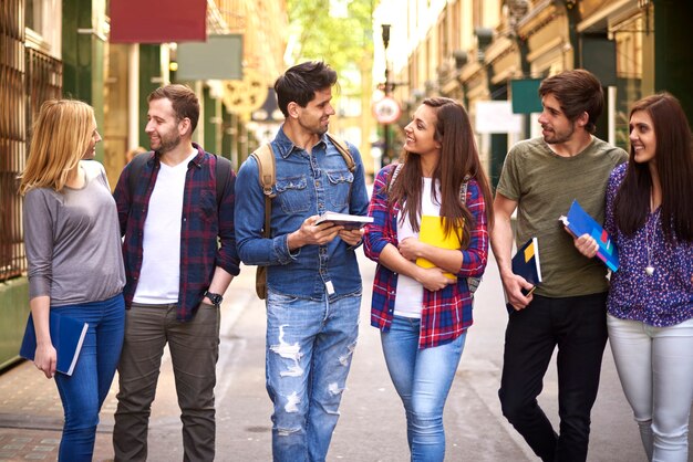 Gruppo di amici che parlano della scuola