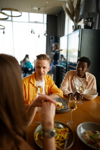 Gruppo di amici che pranzano insieme al ristorante