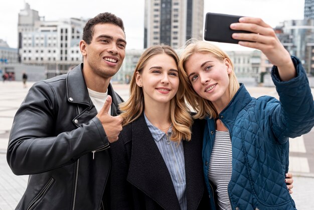 Gruppo di amici che prendono un selfie