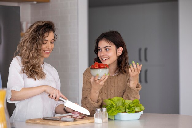 Gruppo di amici che preparano il pasto in cucina