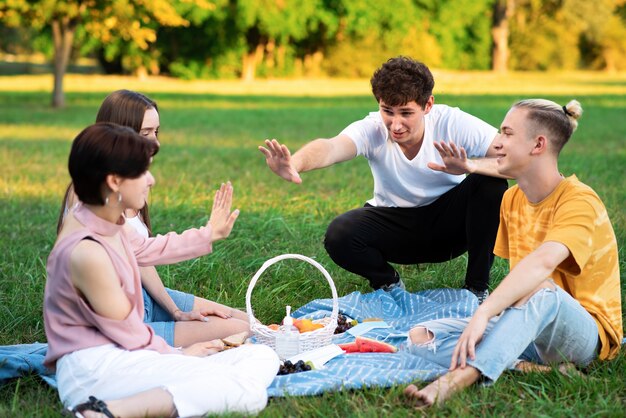 Gruppo di amici che si divertono a un picnic