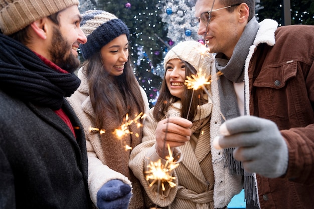 Gruppo di amici che tengono insieme le stelle filanti