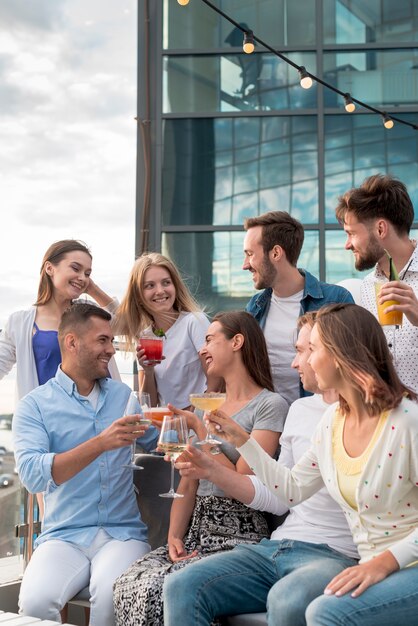 Gruppo di amici che tostano ad una festa