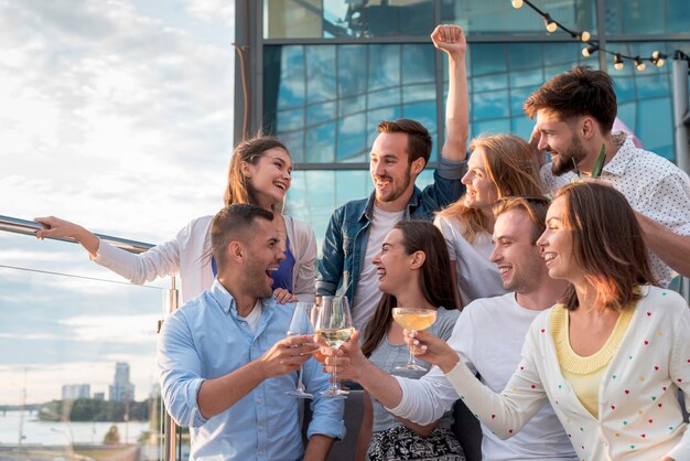 Gruppo di amici che tostano ad una festa