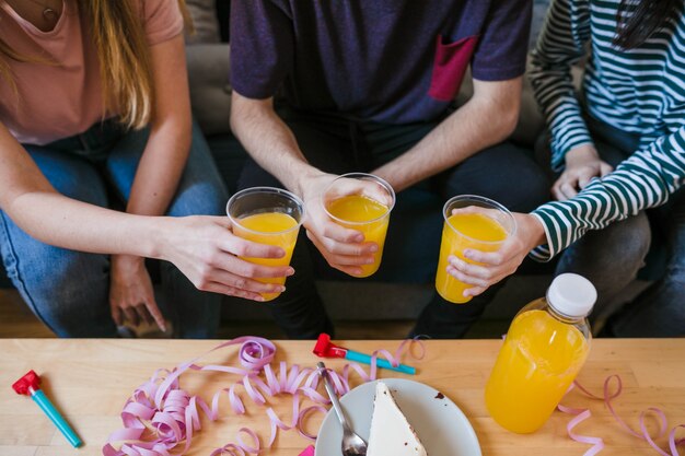 Gruppo di amici che tostano per il compleanno