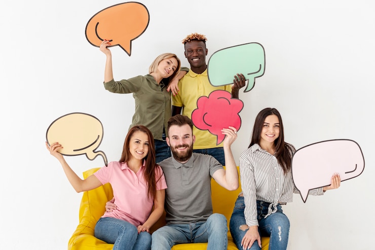 Foto gratuito gruppo di amici di smiley che tengono le bolle di chiacchierata
