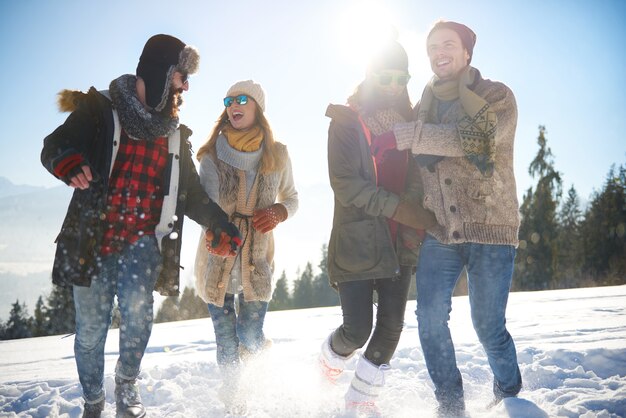 Gruppo di amici durante le vacanze invernali