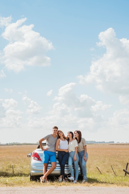 Gruppo di amici facendo un viaggio